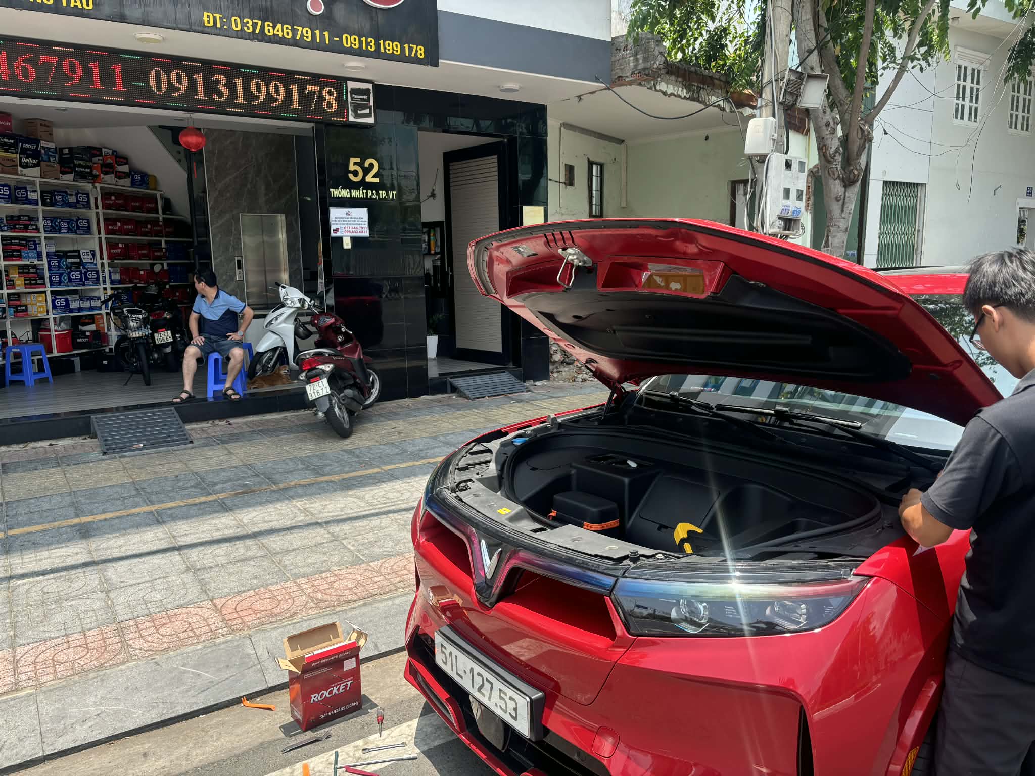 Dịch vụ thay ắc quy tại cửa hàng